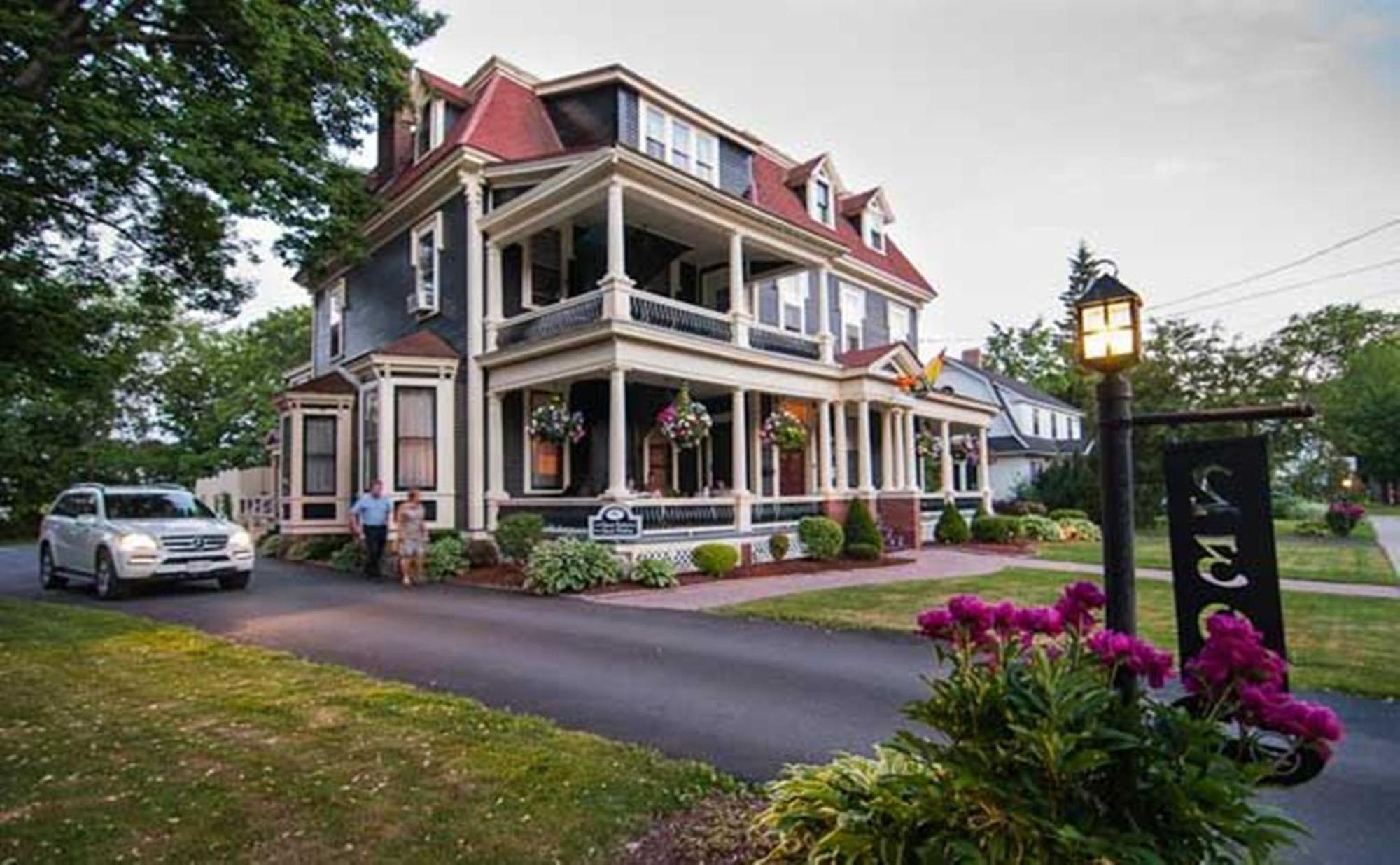 Carriage House Inn Fredericton Exterior foto